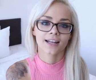 Mala pičkica s naočalama