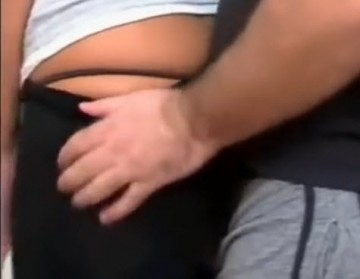 Pipanje žena u autobusu porno