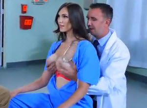 Sex medicinske sestre sa doktorom